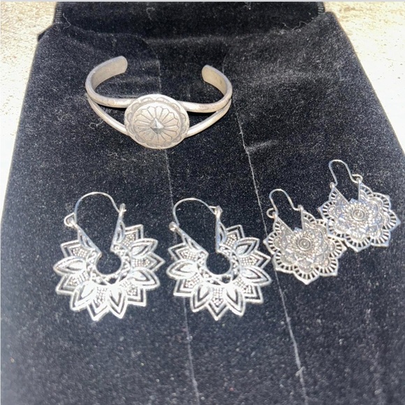 Elegant Silver Jewelry Set - Picture 1 of 1